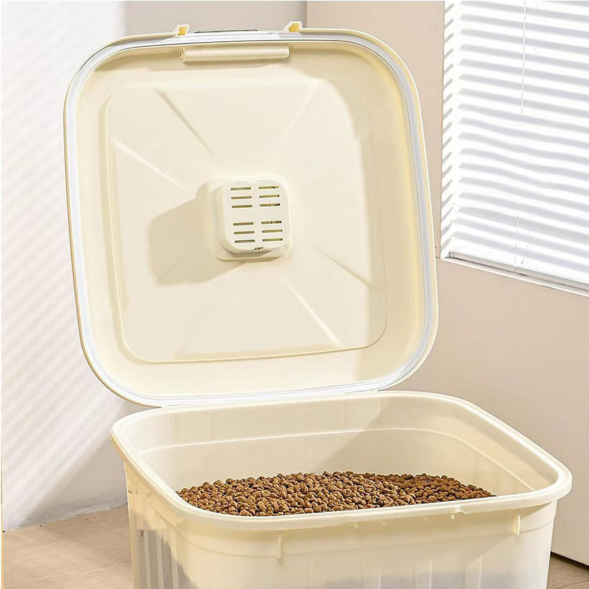 Pet food storage bin