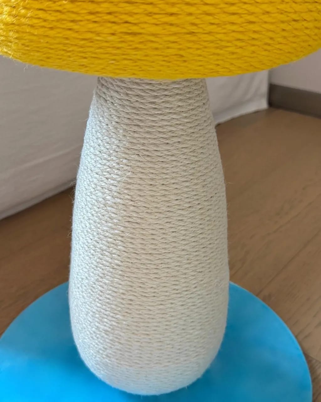 Modern mushroom scratcher for all cats size
